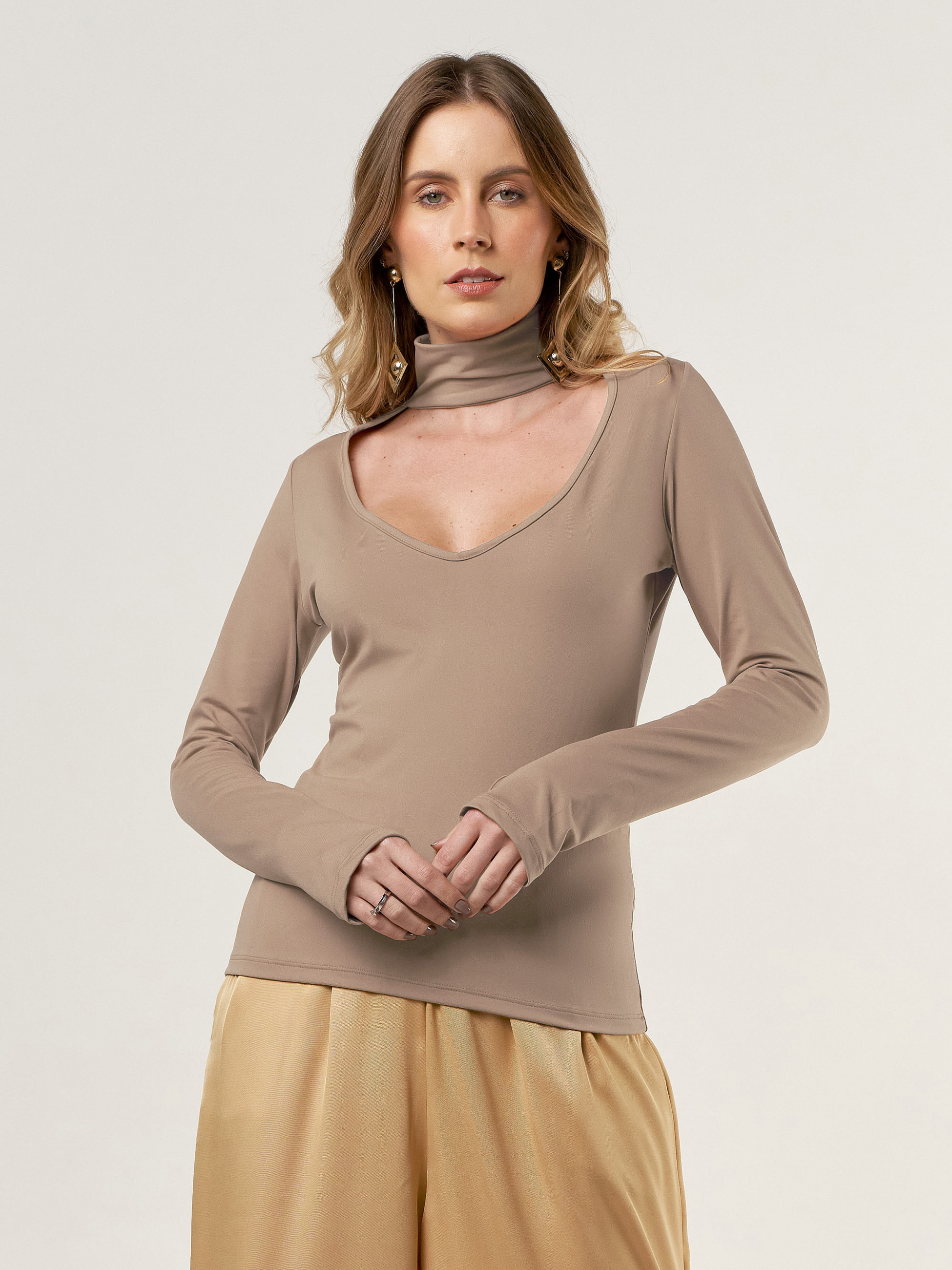 Blusa Gola Decote Areia-U
