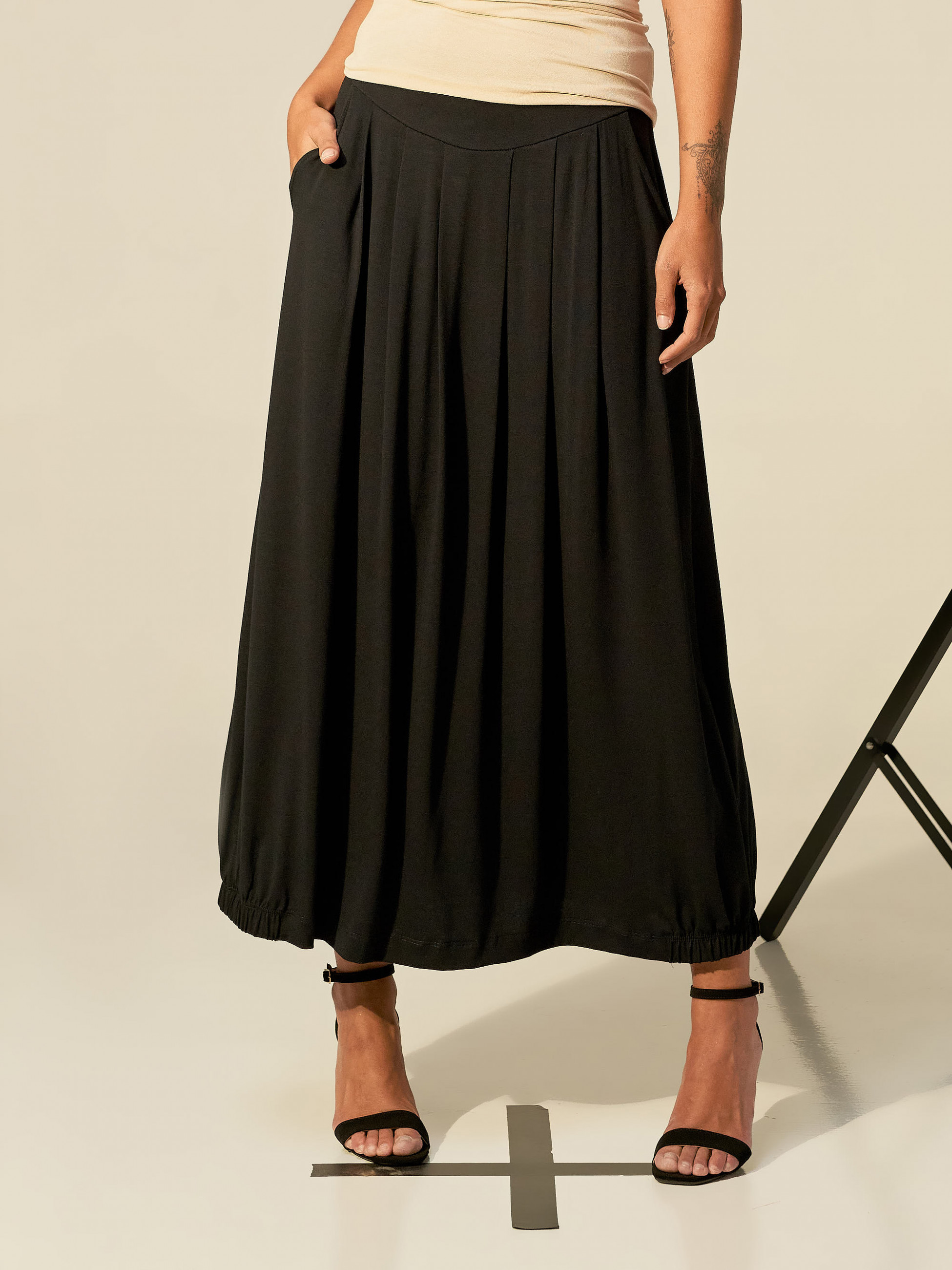 Saia Midi Drapeada Preta