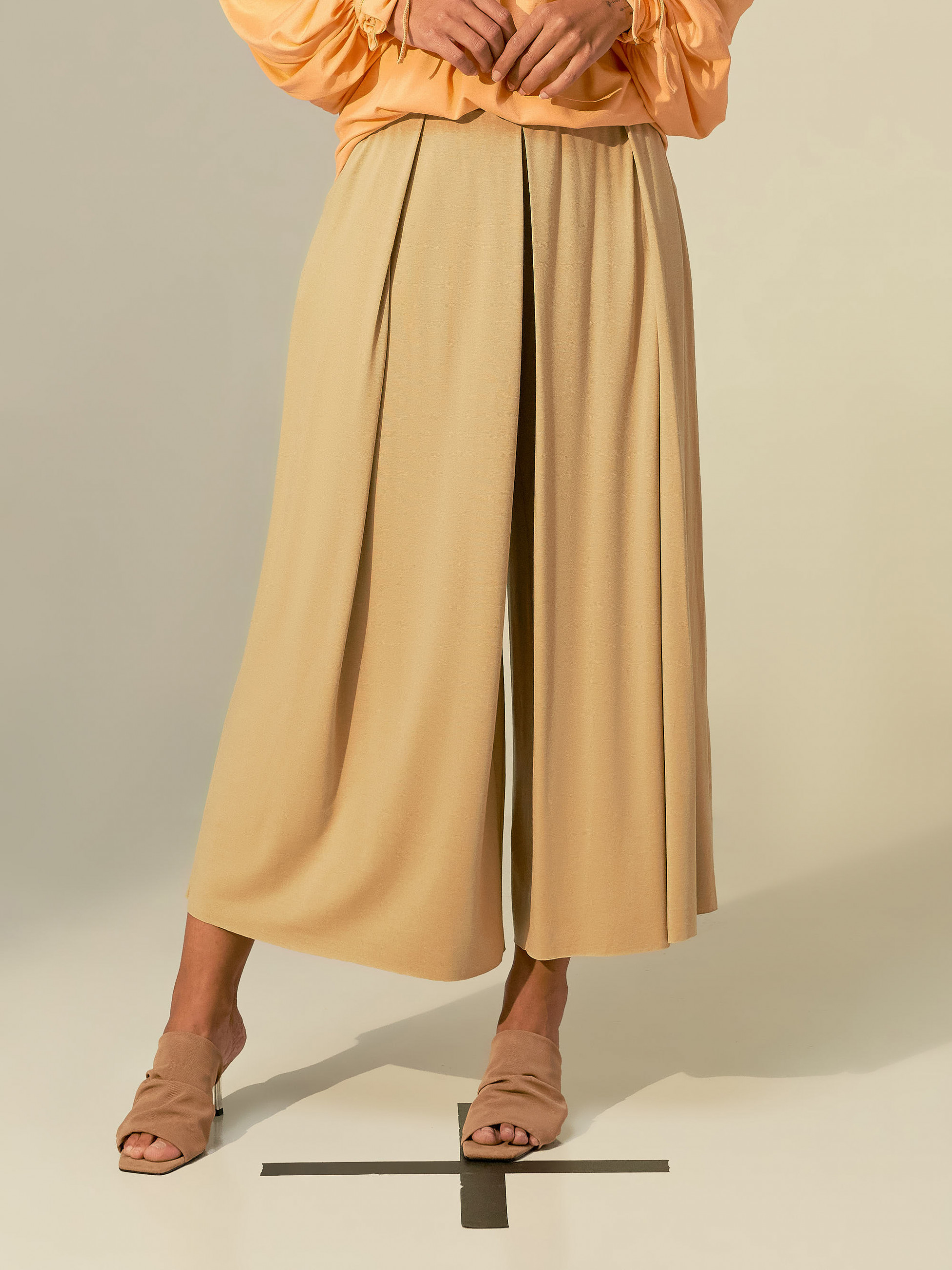 Calça Pantacourt Prega Cáqui