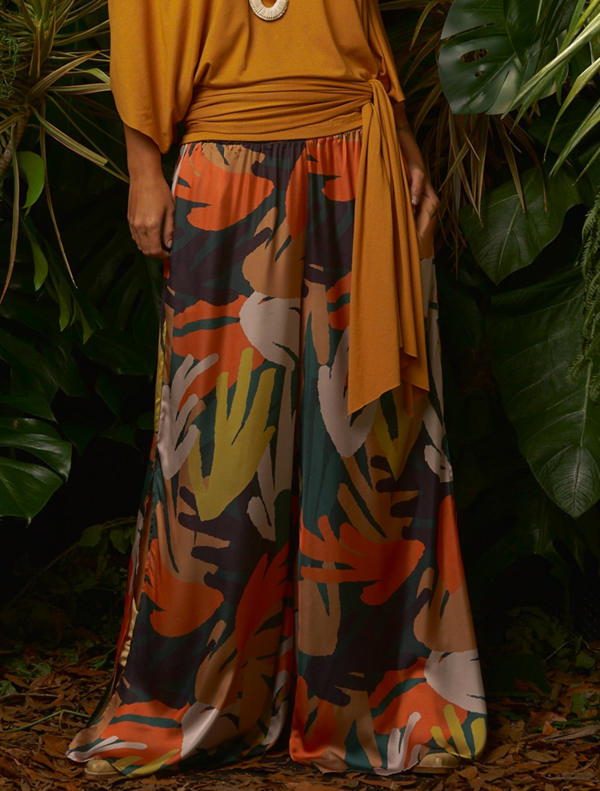 Calça Pantalona Acetinada Camuflada