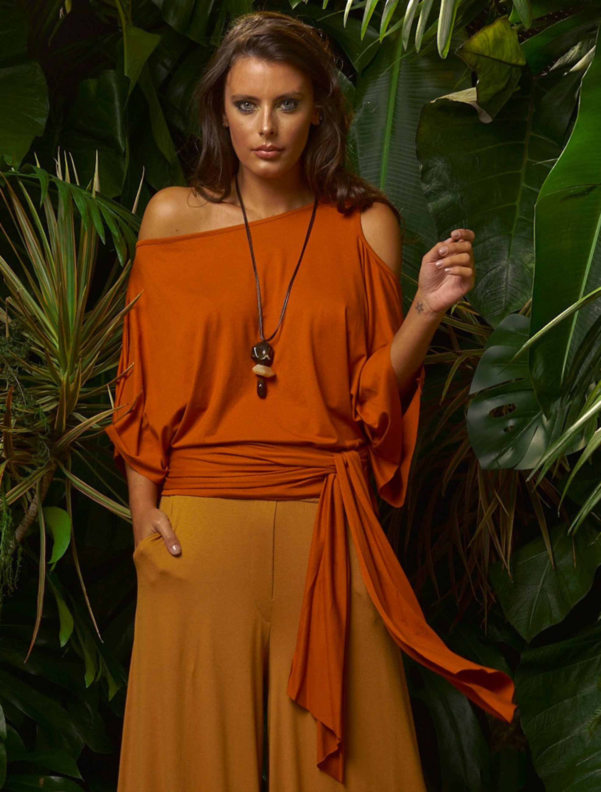 Blusa Abertura Ombros Faixa Telha