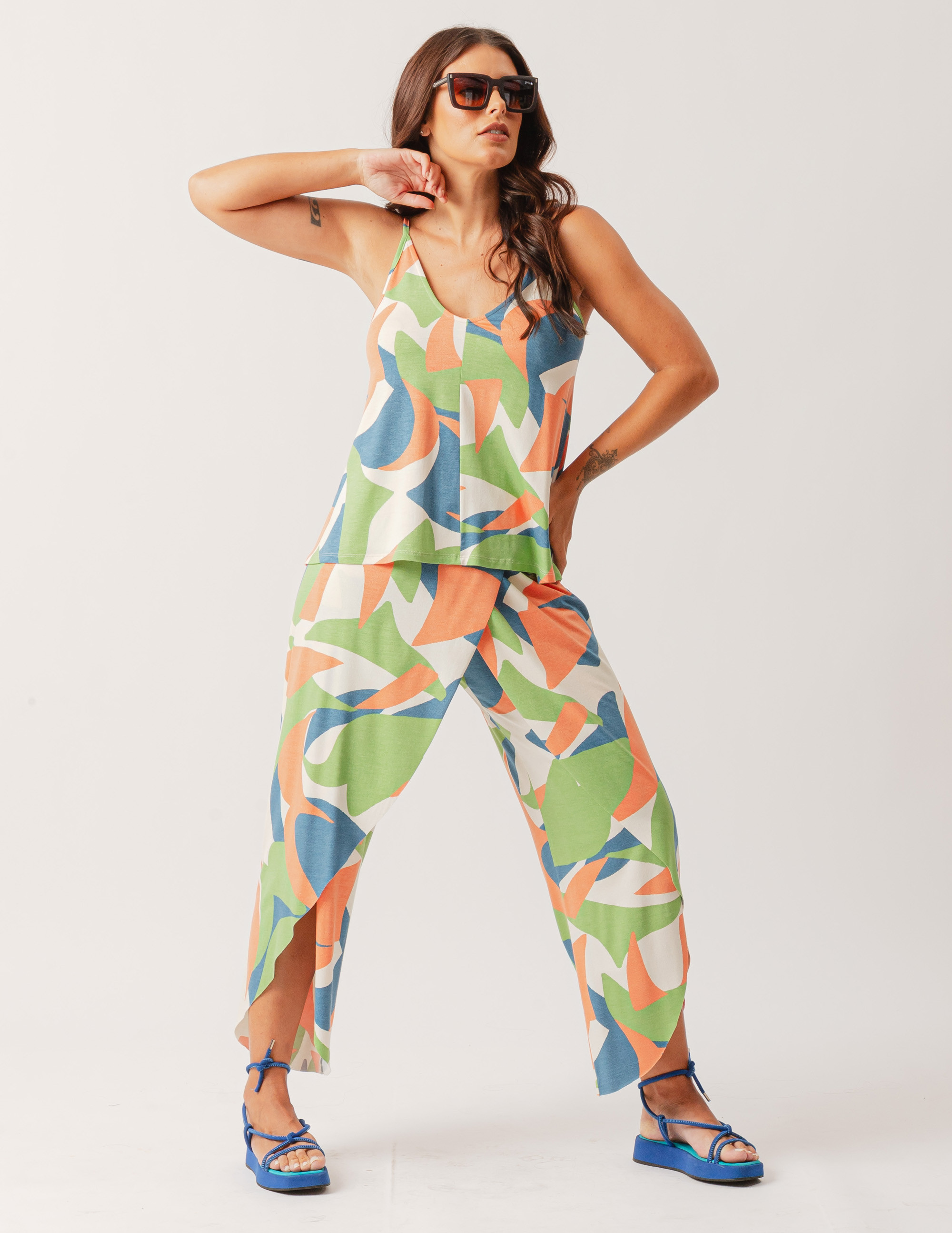 Regata Evasê Alcinha Estampa Abstrato