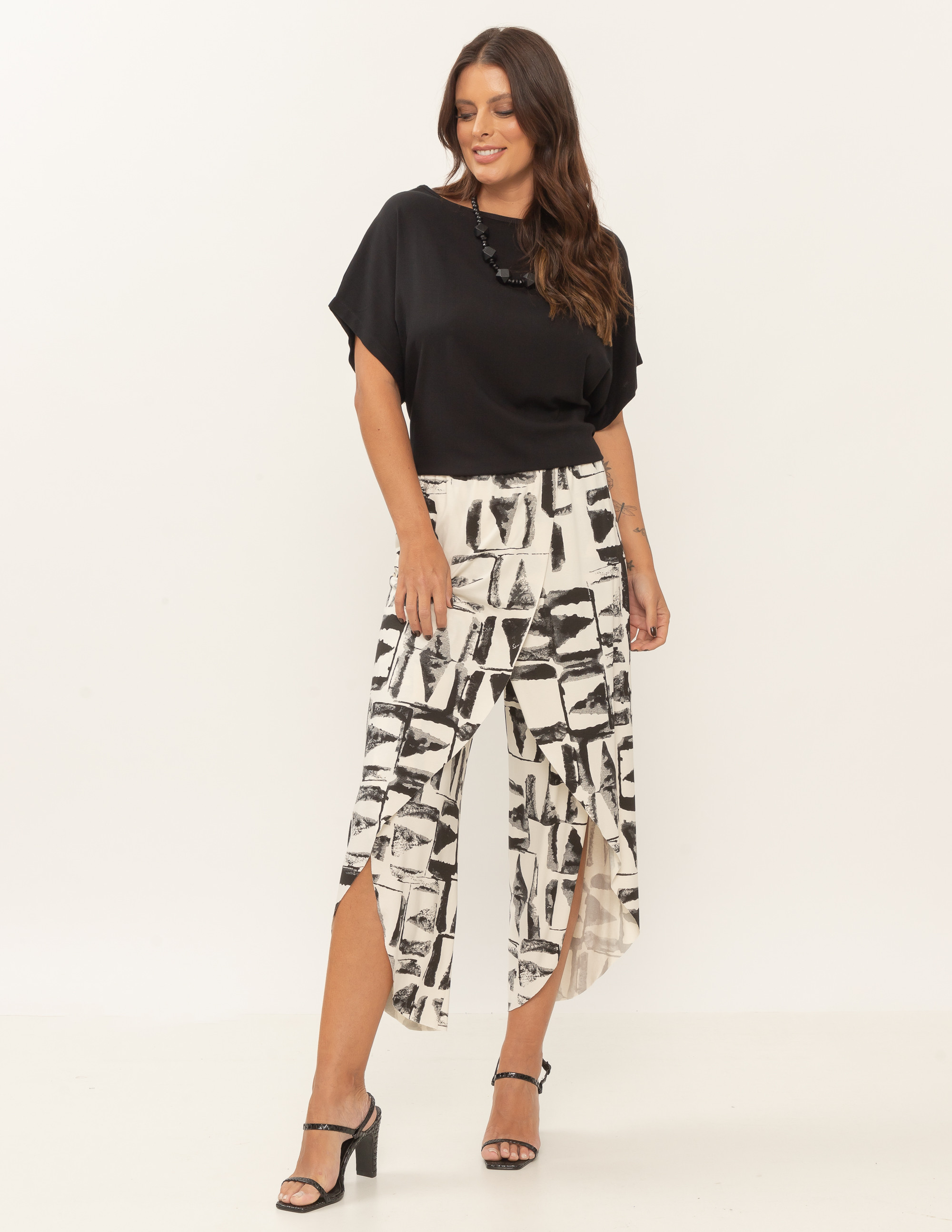 Calça Envelope Estampa Blocos Preta