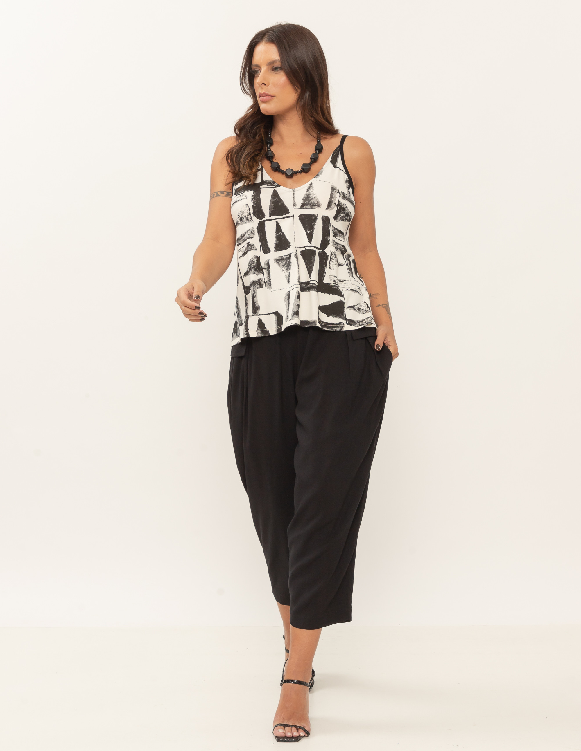 Regata Evasê Estampa Blocos Preta