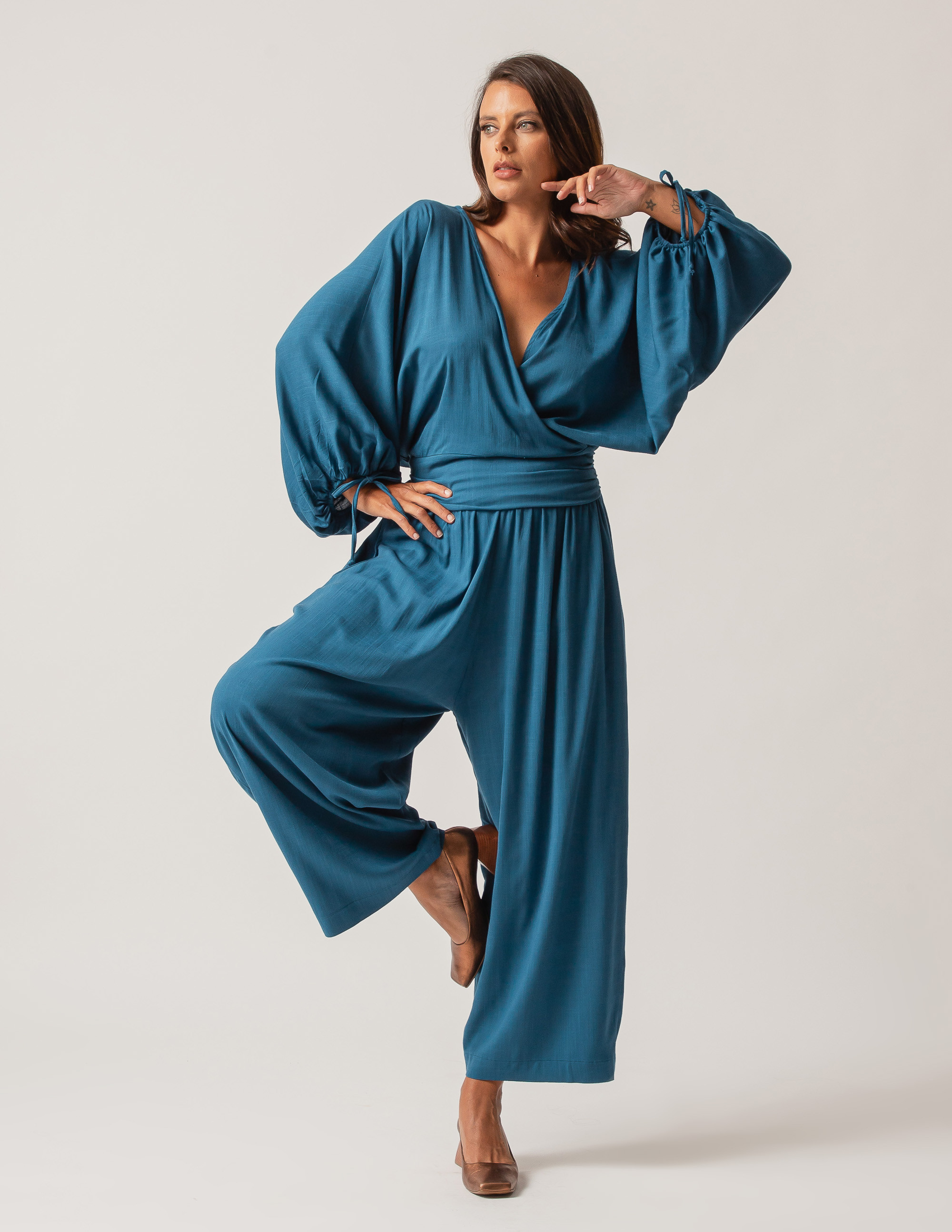 Blusa Transpasse Linho Azul Petróleo