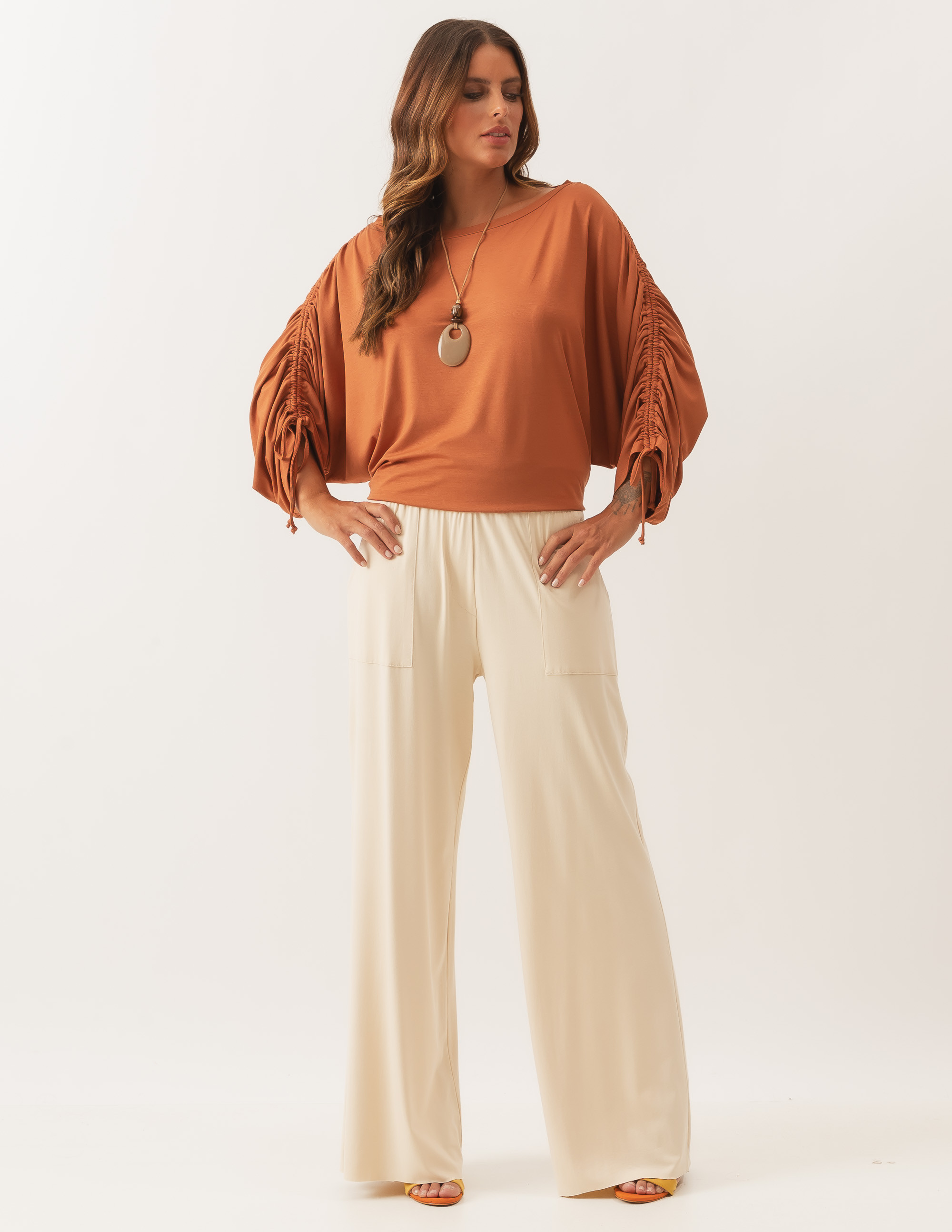 Blusa Manga Canaleta Ajustável Marrom Amêndoa