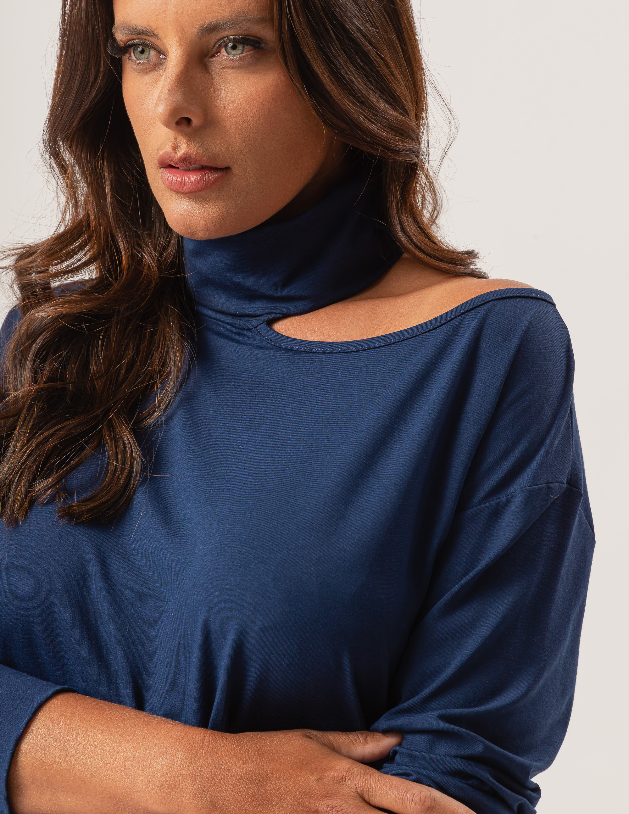 Blusa Gola Alta Abertura Decote Azul Marinho