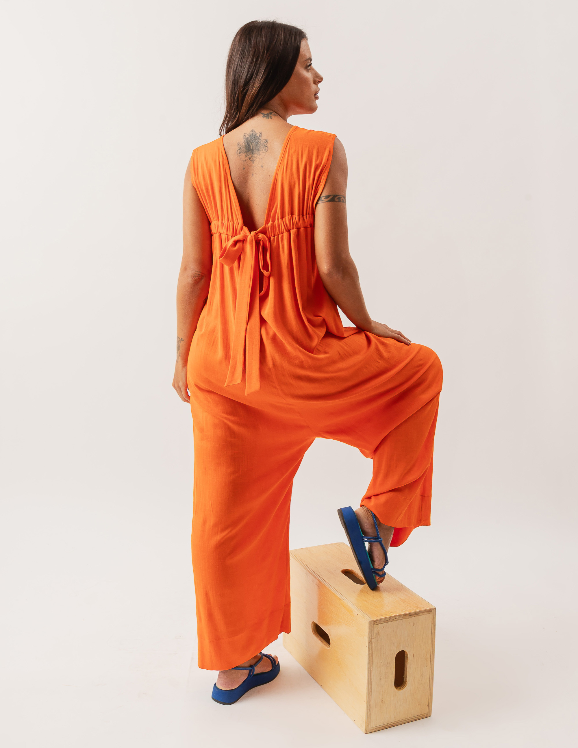 Macacão Linho Decote Costas Laranja Cítrico