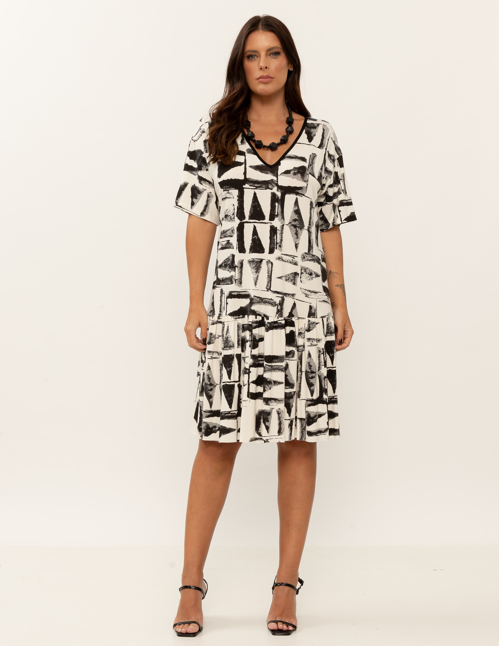 Vestido Manga Curta Estampa Blocos Preta