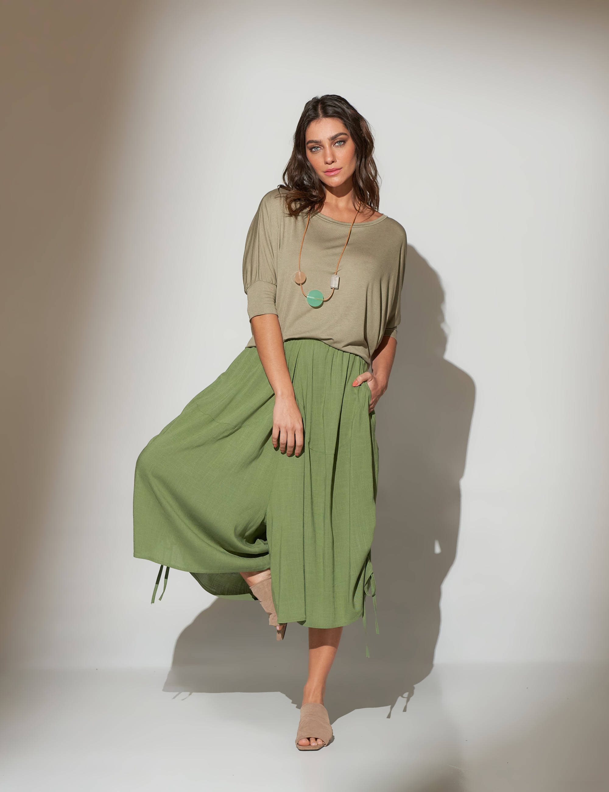 Calça Pantacourt Linho Azeitona-U