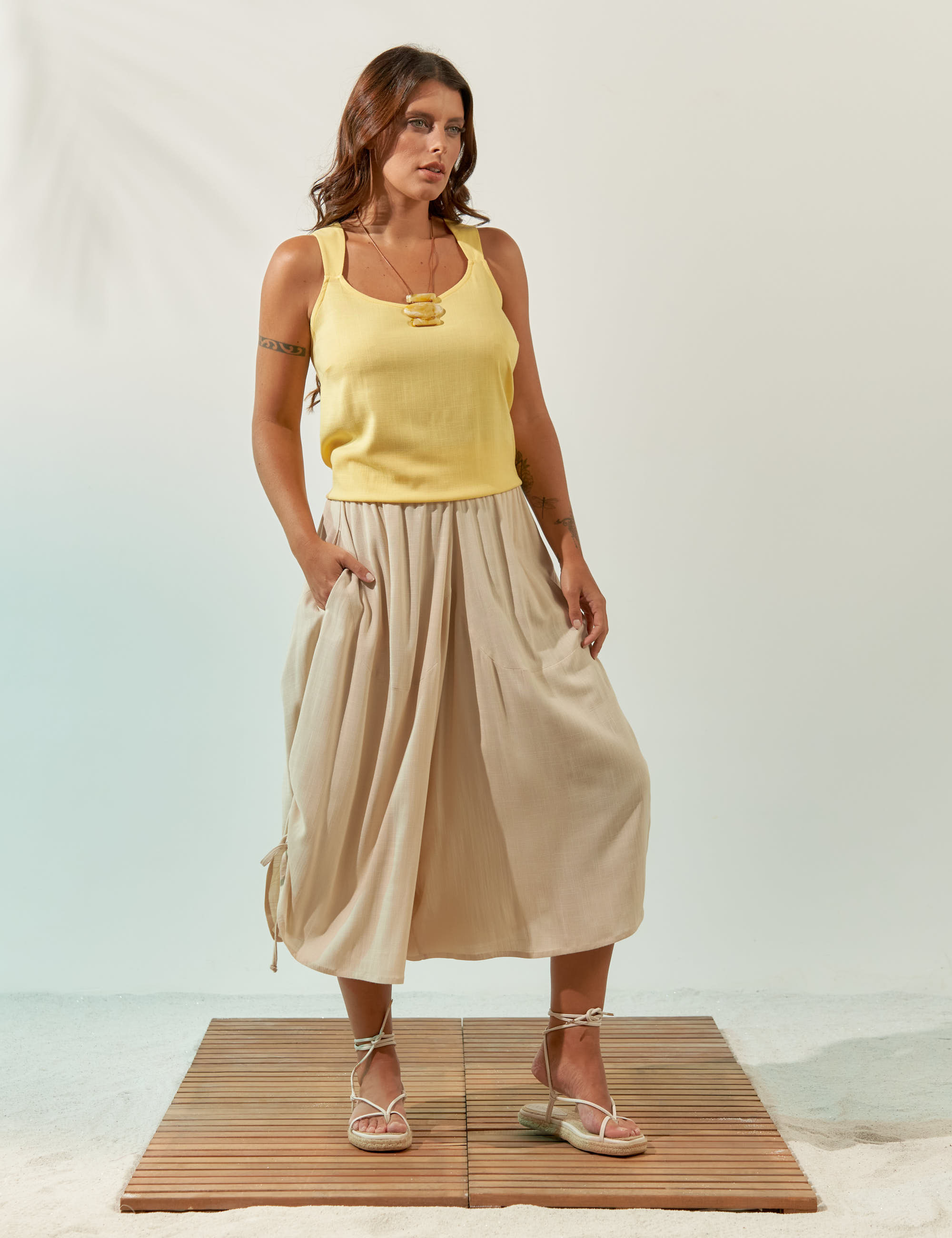 Regata Alça Larga Linho Amarelo Solar