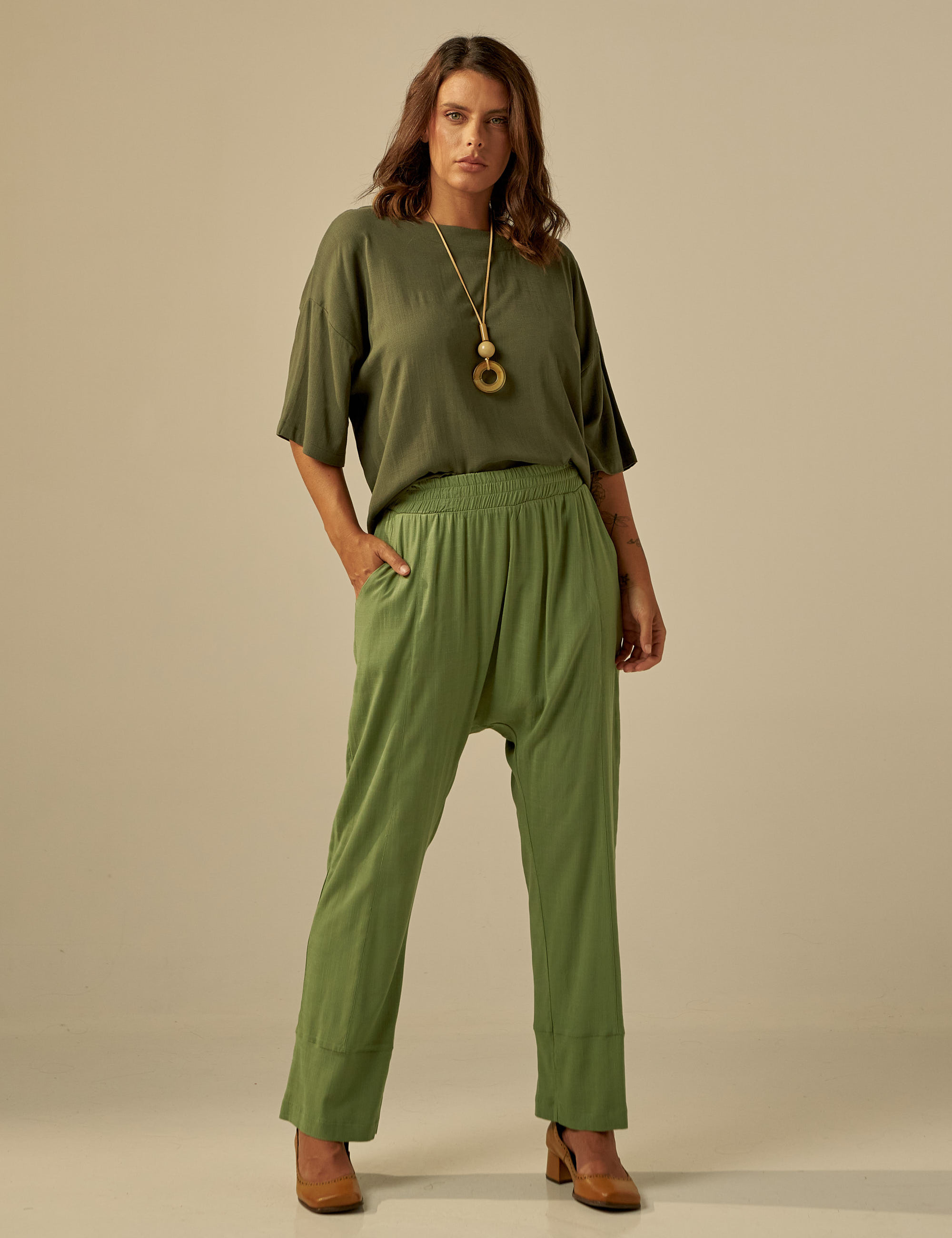 Blusa Canoa Linho Musgo