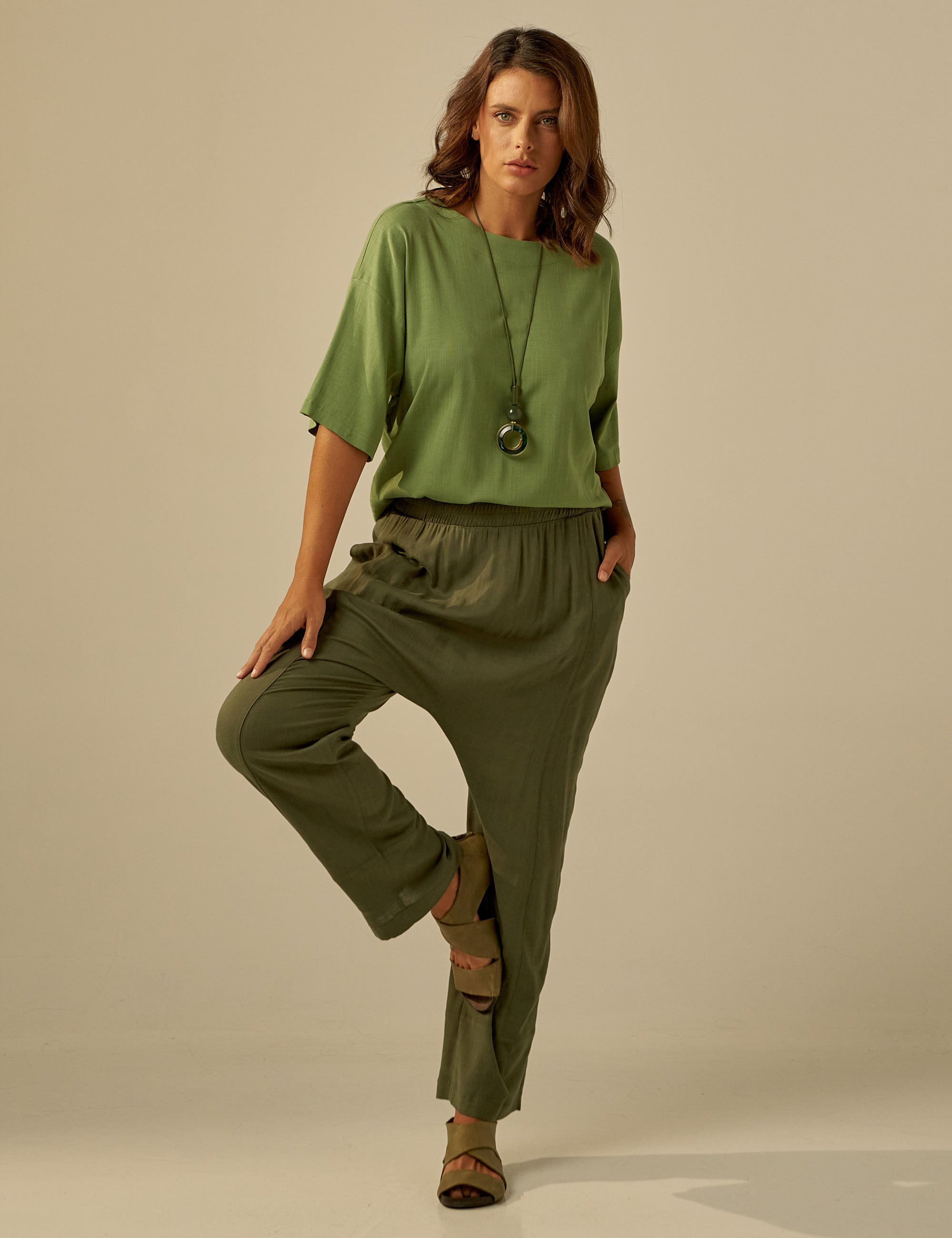 Blusa Canoa Linho Azeitona