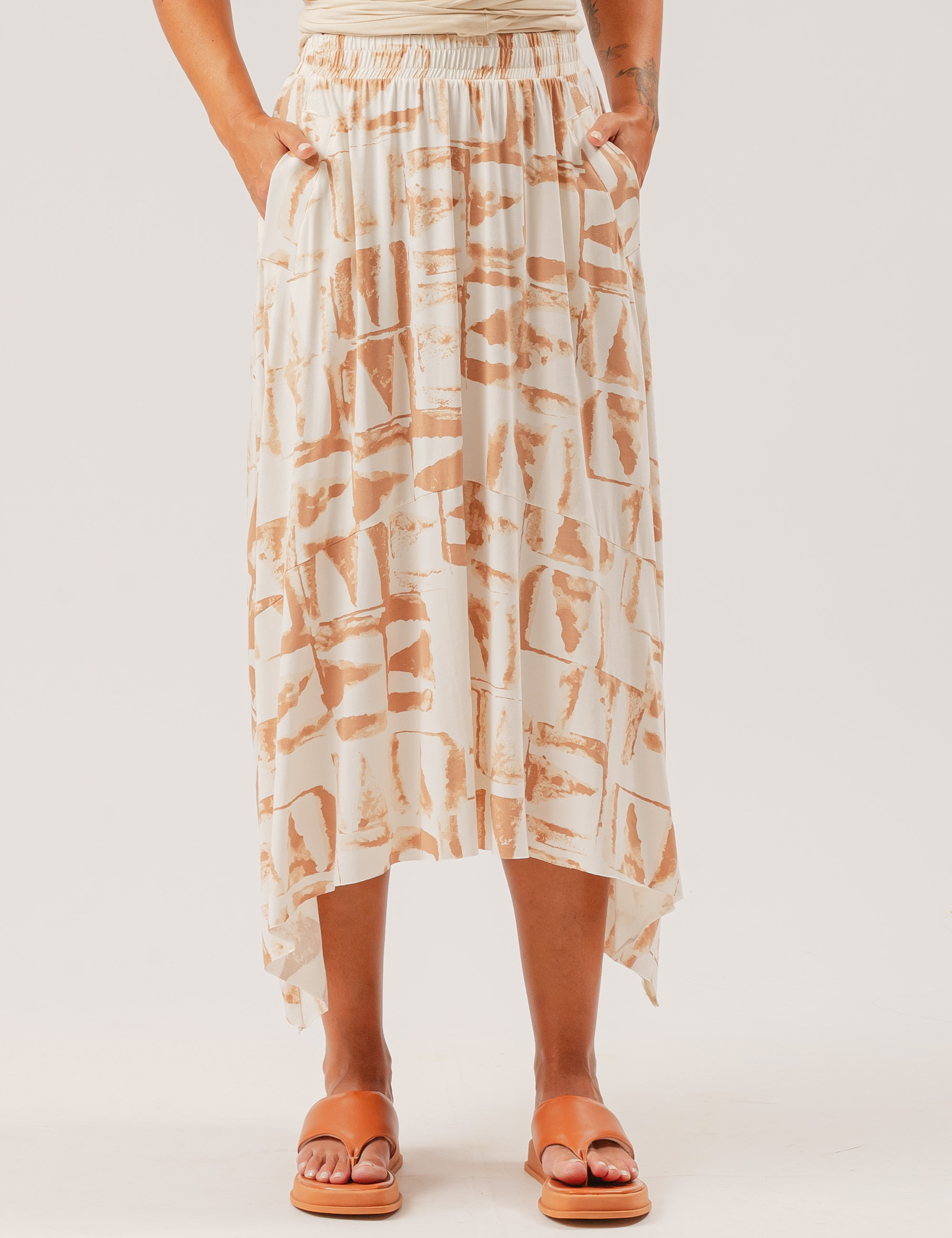 Saia Ponta Assimétrica Estampa Blocos