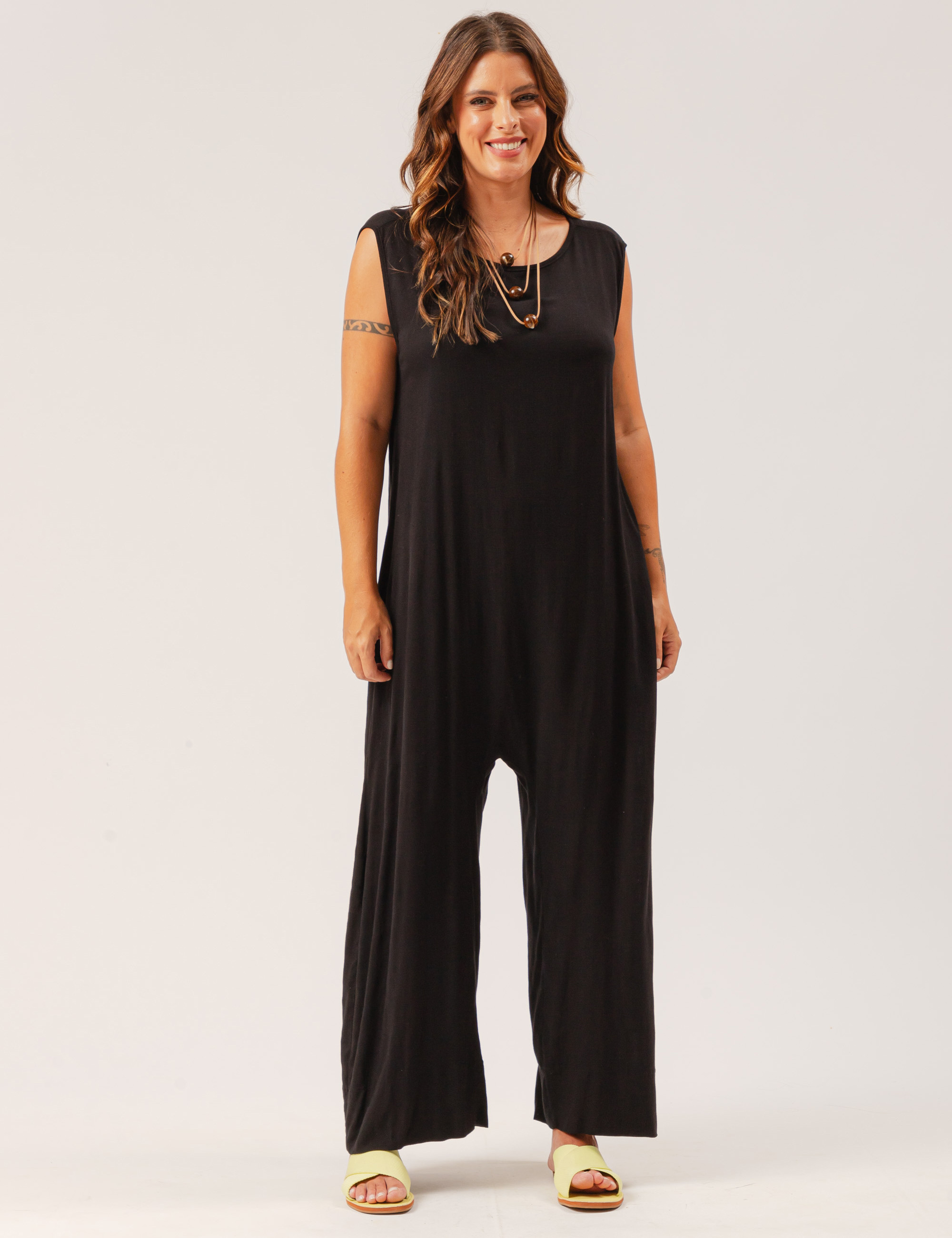 Macacão Linho Decote Costas Preto