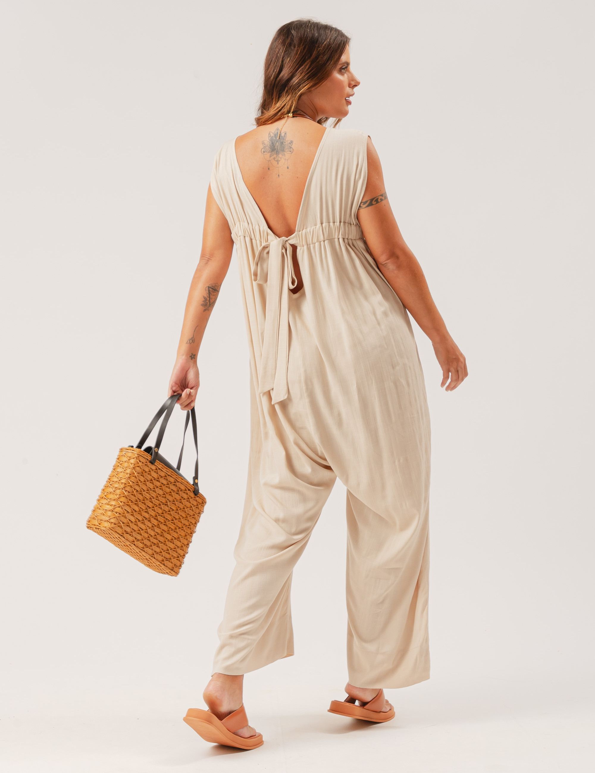 Macacão Linho Decote Costas Bege Aveia