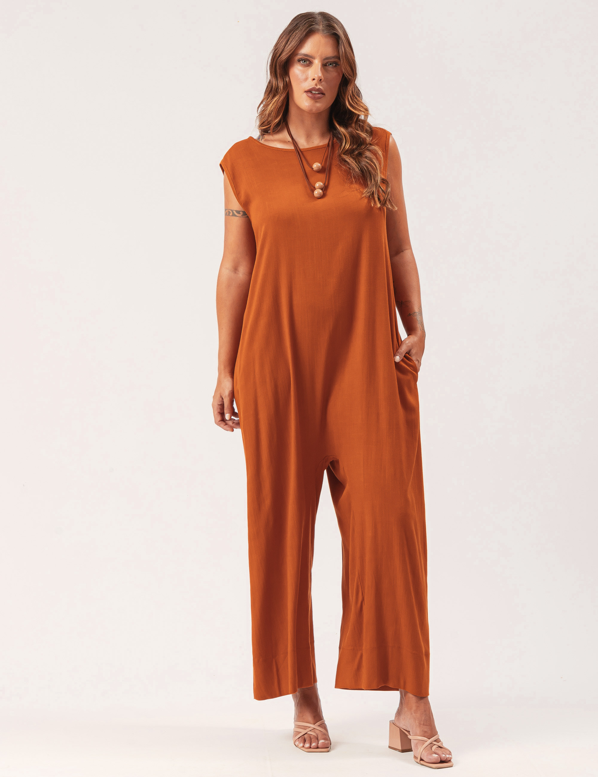 Macacão Linho Decote Costas Marrom Terra