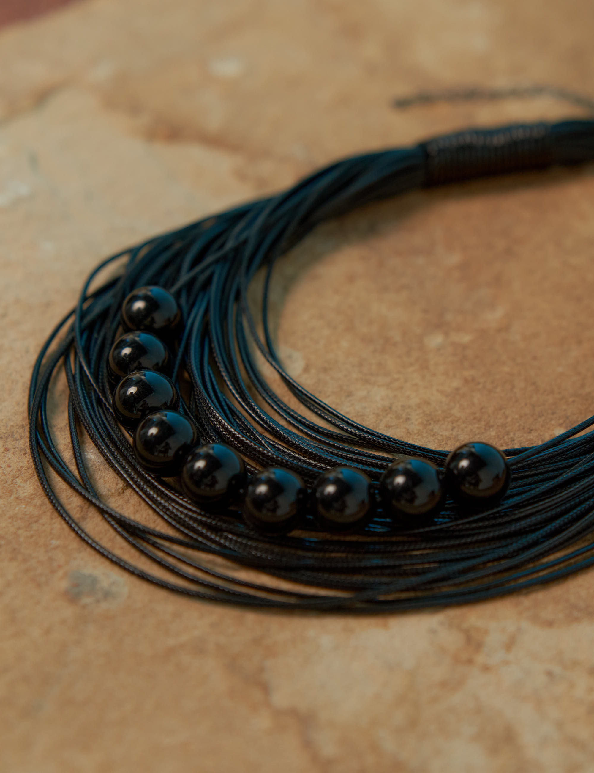 Colar Maxi Cordão Bolinhas Preto