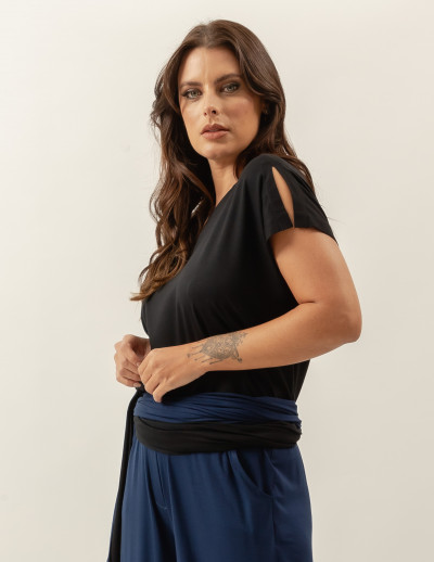 Blusa Recorte Manga Preta