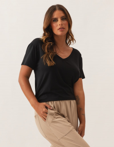 Camiseta Decote V Manga Curta Preta