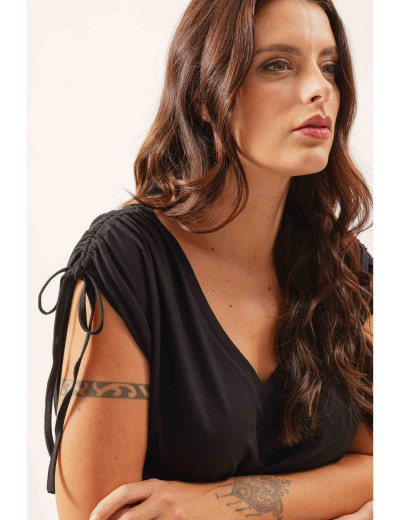 Blusa Decote V Detalhe Ombro Canaleta Preta